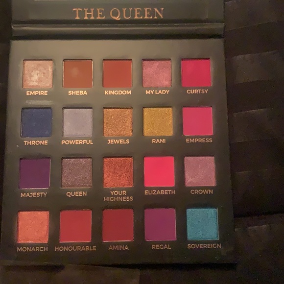 2 palette together swatched once - Picture 4 of 4